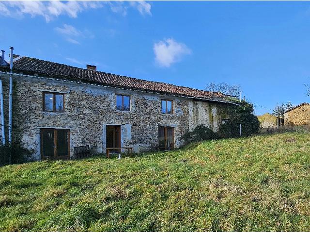Haus&nbsp;zu verkaufen in&nbsp;LÉSIGNAC-DURAND 16310 Charente Frankreich. Zwei Ferienhäuser – Wohnen Sie im einen, gestalten Sie das andere! In einem friedlichen Weiler, nur wenige Minuten von den wunderschönen Seen der Haute Charente entfernt, bietet dieses charmante R...