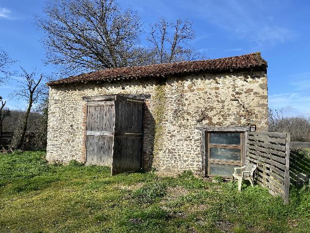 Huis te koop in&nbsp;BUSSIÈRE-POITEVINE 87320 Haute-Vienne Limousin Frankrijk: Aantrekkelijke schuur te renoveren met apart perceel. EXCLUSIEF BIJ BEAUX VILLAGES! Stenen schuur te verbouwen, onder voorbehoud van de benodigde vergunningen. Gelegen aan de rand van het charmante do...