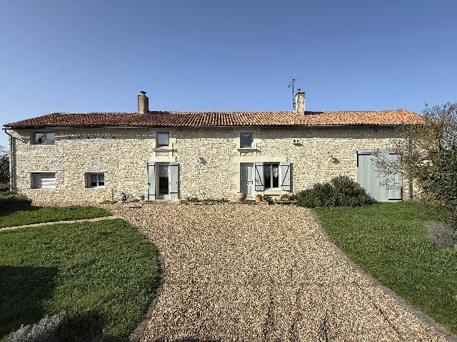 Maison &agrave; vendre &agrave;&nbsp;CUHON 86110 Vienne Poitou-Charentes France: Longère traditionnelle avec mezzanine. Cette longère traditionnelle en pierre de 3 chambres offre une surface habitable de 170 m² avec une cuisine d'été supplémentaire de 20 m². Elle est situé...