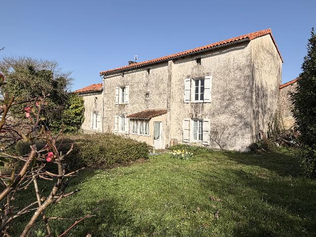 Maison &agrave; vendre &agrave;&nbsp;COURCÔME 16240 Charente Poitou-Charentes France: Ancienne ferme de 3 chambres avec grange et dépendances, fort potentiel, secteur Ruffec. Située à seulement 4 km de la charmante ville de marché de Ruffec, avec ses commerces, commodités et son m...