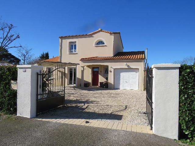 Huis te koop in&nbsp;SAINT-MAURICE-LE-GIRARD 85390 Vendée Pays de la Loire France: Ruim huis in een aantrekkelijk dorp. Een moderne, vrijstaande woning, 16 jaar geleden gebouwd, in een aantrekkelijk dorp met lokale winkels en supermarkten, op slechts 6 km van een stad met diverse vo...