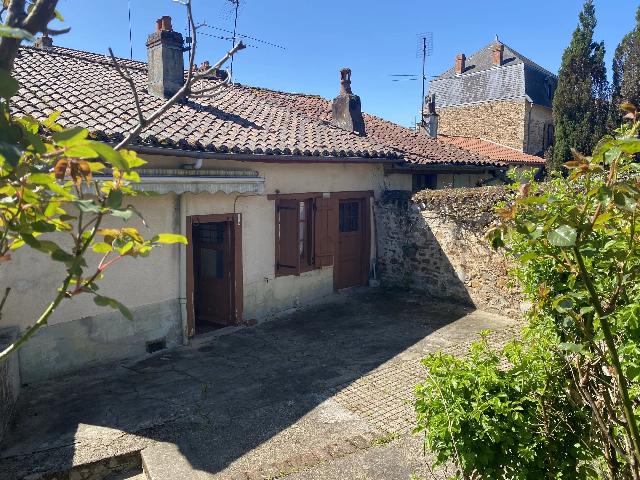 Huis te koop in&nbsp;BELLAC 87300 Haute-Vienne Limousin Frankrijk: Drie slaapkamer huis in het centrum van Bellac met een tuin. Deze charmante tussenwoning ligt op een rustige locatie, maar toch dicht bij alle voorzieningen.<br />
<br />
Het huis ligt iets hoger dan de straat ...