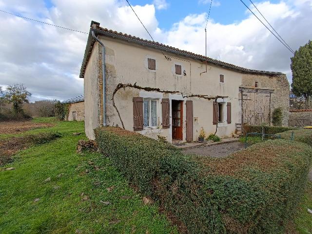 Huis te koop in&nbsp;NANTEUIL-EN-VALLÉE 16700 Charente Poitou-Charentes Frankrijk: Boerderij te renoveren. Prachtig uitzicht op deze te renoveren boerderij (onder voorbehoud van benodigde vergunningen), bestaande uit een woonkamer, een slaapkamer en een doucheruimte met toilet. Keld...