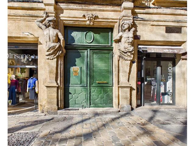 Appartement te koop in&nbsp;AIX-EN-PROVENCE 13080 Bouches-du-Rhône Provence Alpes Côte d'Azur France: Zeer gewilde locatie in het centrum van Aix-en-Provence. Dit appartement is ideaal gelegen in het hart van het historische centrum van Aix-en-Provence, in een herenhuis, en geniet een werkelijk bevoor...