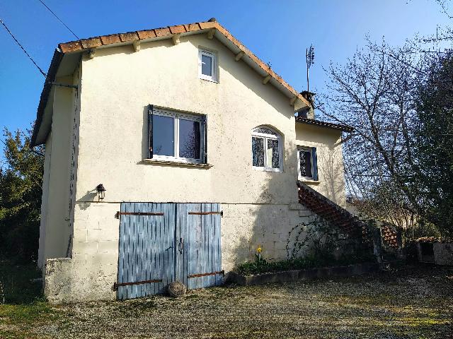House&nbsp;for sale&nbsp;LA TOUR-BLANCHE 24320 Dordogne Aquitaine France: Renovated village house. Situated within less than 5 minutes walk of the centre of this charming village with butcher, bakery, grocery store, pharmacy, clinic, bar and restaurant, is this improved 3-b...