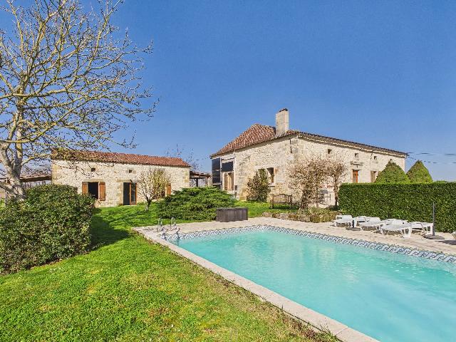 Huis te koop in&nbsp;LAUZUN 47410 Lot-et-Garonne Aquitaine Frankrijk: Boerderij met 3 slaapkamers en een gastenverblijf met 3 slaapkamers, zwembad en schuur in een rustige landelijke omgeving. Gelegen tussen Lauzun en Castillonnes, omgeven door een vredig landschap, sta...