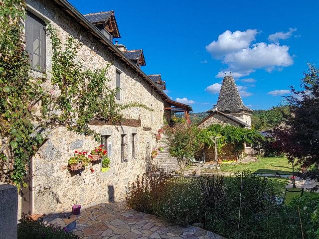 Huis te koop in&nbsp;LA FOUILLADE 12270 Aveyron Midi-Pyrénées France: Traditioneel stenen huis met gastenverblijf nabij Najac in de Aveyron. EXCLUSIEF BIJ BEAUX VILLAGES! Gelegen in een ongerepte natuurlijke omgeving, op slechts 10 minuten van het levendige dorp La Foui...