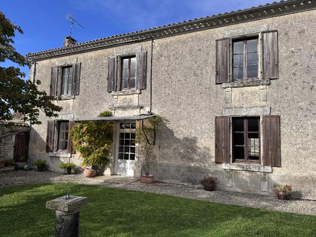 Haus&nbsp;zu verkaufen in&nbsp;GENAC 16170 Charente Frankreich. Elegantes Anwesen am Dorfrand mit Gästehaus und Blick auf die Landschaft. EXKLUSIV BEI BEAUX VILLAGES! Am Rande eines charmanten Dorfes gelegen, bietet dieses ansprechende Anwesen einen unverbauten S...
