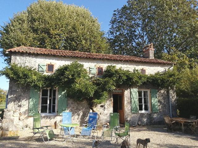 Maison &agrave; vendre &agrave;&nbsp;CHAMPNIERS 86400 Vienne Poitou-Charentes France: Charmante maison indépendante en pierre avec grange, jardins et potentiel – Situation paisible dans un hameau. Située dans un hameau tranquille, cette jolie maison individuelle en pierre offre un ...