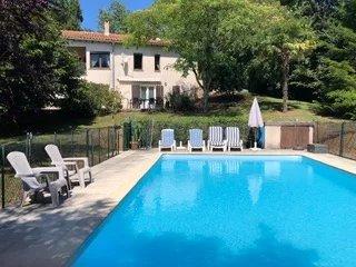 Haus&nbsp;zu verkaufen in&nbsp;EYMET 24500 Dordogne Frankreich. Familienhaus mit Gewerbefläche, Garten und Pool am Stadtrand von Eymet. In angenehmer Lage bietet dieses Haus hervorragendes Potenzial.<br />
<br />
Das Erdgeschoss umfasst derzeit vier als Büroräume eingeri...