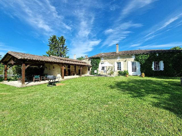 Gîtes/Chambres d'hôtes te koop in&nbsp;SAINT-ÉMILION 33330 Gironde Aquitaine France: Uitzonderlijk landgoed met drie woningen, zwembad en tennisbaan – op 20 minuten van Saint-Émilion. EXCLUSIEF BIJ BEAUX VILLAGES! Ontdek de charme van dit buitengewone landgoed, gelegen in een ademb...