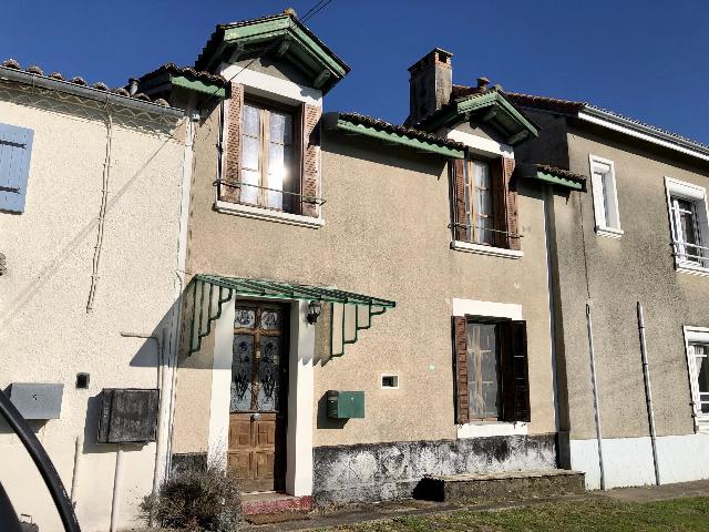 House&nbsp;for sale&nbsp;VAL-D’OIRE-ET-GARTEMPE 87320 Haute-Vienne Limousin France: Cute Cottage with land and a barn. EXCLUSIVE TO BEAUX VILLAGES! Nestled in a small hamlet this lovely cottage is ideal for a holiday home or permanent residence.<br />
<br />
It has an open plan kitchen/living/...