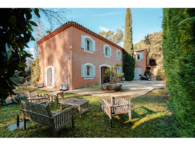 Huis te koop in&nbsp;SAINT-MARC-JAUMEGARDE 13100 Bouches-du-Rhône Provence Alpes Côte d'Azur France: Ruim huis met 5 slaapkamers, zwembad, aparte studio en aangelegde tuin, ideaal gelegen in Saint-Marc-Jaumegarde, op slechts enkele minuten van het centrum van Aix-en-Provence.<br />
<br />
Dit charmante Proven�...