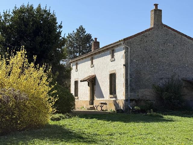 Huis te koop in&nbsp;MARNES 79600 Deux-Sèvres Poitou-Charentes France: Charmant vrijstaand huis in een dorpse omgeving. We presenteren met genoegen dit charmante voormalige vakantiehuis in Marnes, aan de rand van Moncontour. De woning is ideaal gelegen nabij lokale winke...