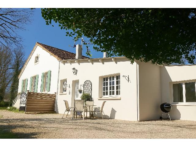 Huis te koop in&nbsp;LE VERT 79170 Deux-Sèvres Poitou-Charentes France: Aantrekkelijke woning met een fantastische woonruimte en een groot, privéperceel. Deze lichte en ruime woning, gebouwd in 1900, heeft veel te bieden. Gelegen op een perceel van 7000 m² met veel volw...