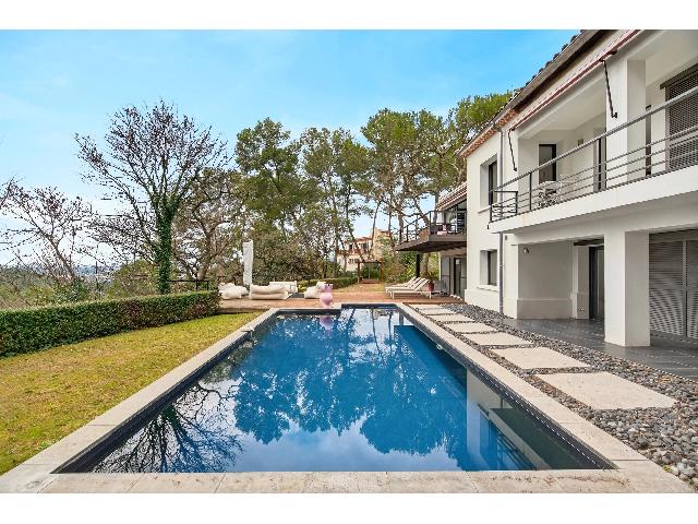 Huis te koop in&nbsp;MEYREUIL 13590 Bouches-du-Rhône Provence Alpes Côte d'Azur France: Hedendaagse, door een architect ontworpen woning op een bevoorrechte locatie<br />
Op slechts 2 kilometer van het historische centrum van Aix-en-Provence, in het hart van een zeer gewilde woonwijk, ligt de...