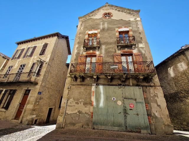 Huis te koop in&nbsp;VILLEFRANCHE-DE-ROUERGUE 12200 Aveyron Midi-Pyrénées France: Stadshuis met enorm potentieel. Een ongelooflijke kans om dit prachtige stadshuis in het centrum van Villefranche-de-Rouergue te kopen.<br />
<br />
Momenteel verdeeld in 5 verschillende appartementen, biedt di...