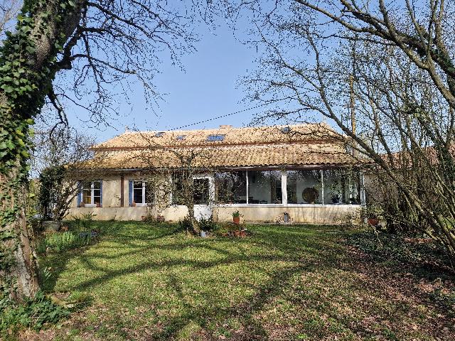 Huis te koop in&nbsp;LAUZUN 47410 Lot-et-Garonne Aquitaine Frankrijk: Karakteristieke boerderij met meer, land en grenzeloze mogelijkheden. Gelegen op ruim 5 hectare prachtig landschap, biedt deze charmante stenen boerderij ruimte, karakter en spannende mogelijkheden. H...