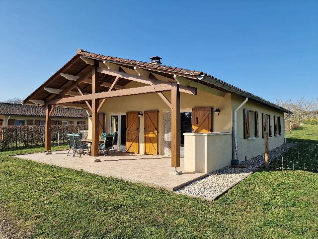 Huis te koop in&nbsp;EYMET 24500 Dordogne Aquitaine Frankrijk: Fantastische, instapklaar ensemble - 2 villa's met 3 slaapkamers, zwembaden, een grote garage en een prachtige ligging aan de rand van het dorp. EXCLUSIEF BIJ BEAUX VILLAGES! Deze woning, gelegen nabi...