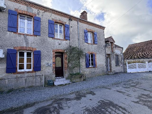 Maison &agrave; vendre &agrave;&nbsp;SAINT-LÉGER-MAGNAZEIX 87190 Haute-Vienne Limousin France: Grande maison de hameau avec maison d’amis dans un environnement paisible. Maison avec potentiel de revenus dans un cadre rural très paisible<br />
<br />
Offrant une maison familiale et une opportunité de ...