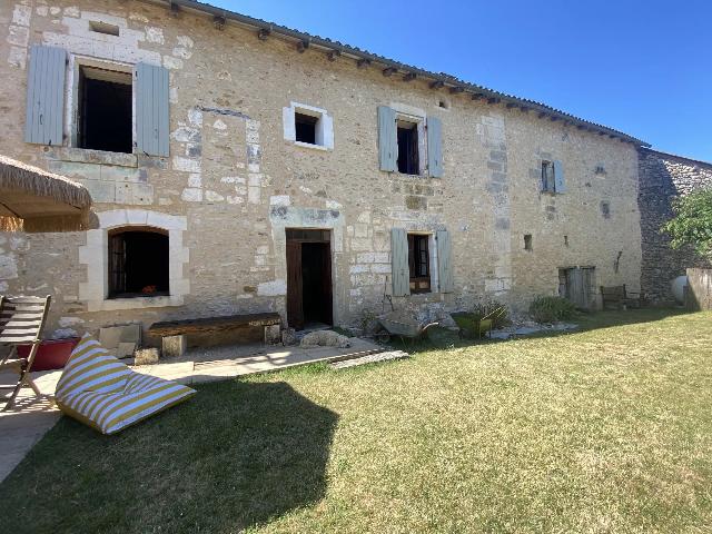 Haus&nbsp;zu verkaufen in&nbsp;LA TOUR-BLANCHE-CERCLES 24320 Dordogne Frankreich. Steinhaus mit Nebengebäude in der Nähe eines lebhaften Ortes. EXKLUSIV BEI BEAUX VILLAGES! Dieses charaktervolle Steinhaus liegt in einem kleinen Weiler in der Nähe der Annehmlichkeiten eines Nachb...