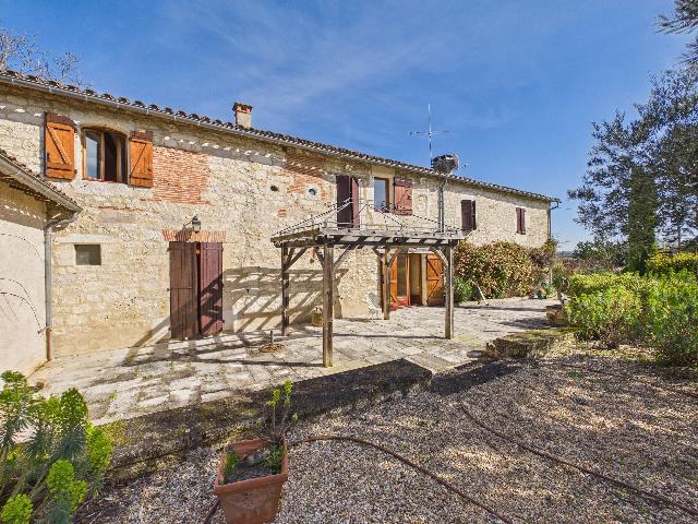 Huis te koop in&nbsp;CORDES-SUR-CIEL 81170 Tarn Midi-Pyrénées France: Ruime stenen boerderij op een privélocatie. EXCLUSIEF BIJ BEAUX VILLAGES! Deze woning met 4 slaapkamers en 3 badkamers ligt op slechts 10 minuten van Cordes-sur-Ciel en biedt een uitzonderlijke woono...