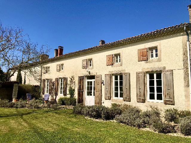 Huis te koop in&nbsp;SAINT-PIERRE-DE-JUILLERS 17400 Charente-Maritime Poitou-Charentes France: Charmant landhuis van natuursteen. EXCLUSIEF BIJ BEAUX VILLAGES! Dit ruime huis van 141 m² is gelegen in een rustige buurt op een royaal perceel van 843 m². Perfect geschikt voor een gezin of als va...