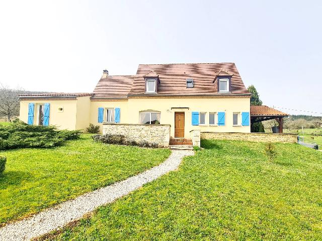 Huis te koop in&nbsp;SOUILLAC 46200 Lot Midi-Pyrénées France: Moderne landhuiswoning met zwembad in het hart van de Lot-regio, Souillac. Deze moderne landhuiswoning, voltooid in 2009, combineert hedendaags comfort met een charmante landelijke sfeer. Zichtbare ba...