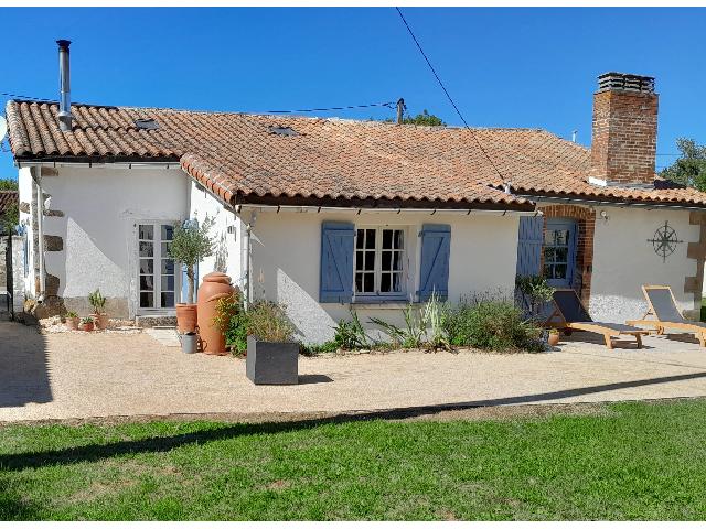 House&nbsp;for sale&nbsp;CONFOLENS 16500 Charente Poitou-Charentes France: Charming detached single storey property in prime location. EXCLUSIVE TO BEAUX VILLAGES! A super charming property with accommodaton across one level.<br />
<br />
Offered in great condition, the property offer...