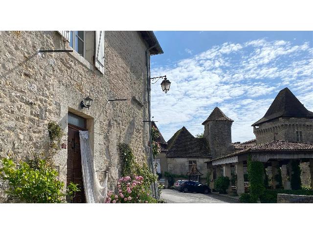 Huis te koop in&nbsp;VARAIGNES 24360 Dordogne Aquitaine Frankrijk: Charmant huis in een charmant dorp. EXCLUSIEF BIJ BEAUX VILLAGES! Dit prachtige, statige huis met de charme van de Périgord ligt in het hart van het historische en toeristische centrum van Varaignes,...