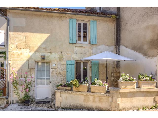 Haus&nbsp;zu verkaufen in&nbsp;BOURG-CHARENTE 16200 Charente Frankreich. Charmant dorpshuis met zwembad en schuur. EXCLUSIEF BIJ BEAUX VILLAGES! Deze aantrekkelijke cottage met 2 slaapkamers, verscholen net buiten het dorpsplein met zijn kruidenierswinkel/bar en restaurant...