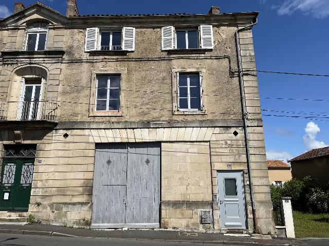 Commercieel-bedrijf te koop in&nbsp;MONTMORILLON 86500 Vienne Poitou-Charentes Frankrijk: Geweldige investeringsmogelijkheid in Montmorillon. Een fantastische investeringskans, gerenoveerd en reeds verhuurd, die een maandelijks inkomen genereert in het centrum van Montmorillon.<br />
<br />
Het comp...