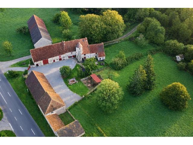 Gîtes/Chambres d'hôtes te koop in&nbsp;LA SOUTERRAINE 23300 Creuse Limousin France: Magisch gerenoveerd Relais de Poste uit de 14e eeuw. Word de volgende beheerder van een 14e-eeuws Relais de Poste / Manoir. Stap terug in de tijd en betreed een zeer bijzonder pand dat ooit de thuisba...