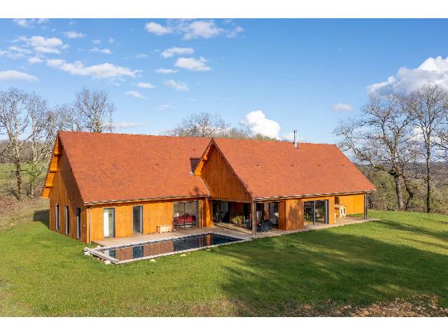Huis te koop in&nbsp;SAINT-GERMAIN-DE-BELVÈS 24170 Dordogne Aquitaine Frankrijk: Ruime, moderne woning met panoramisch uitzicht over de Périgord. EXCLUSIEF BIJ BEAUX VILLAGES! Een nieuwe, moderne woning met houten frame en adembenemend panoramisch uitzicht, die energiezuinigheid,...