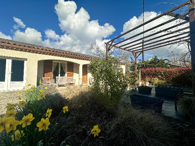 Huis te koop in&nbsp;LA SAUVETAT 43340 Haute-Loire Auvergne France: Huis met 4 slaapkamers vlakbij Eymet. EXCLUSIEF BIJ BEAUX VILLAGES! Deze charmante woning ligt in een rustig gehucht, op slechts een paar minuten rijden van alle voorzieningen. De ideale locatie ligt ...