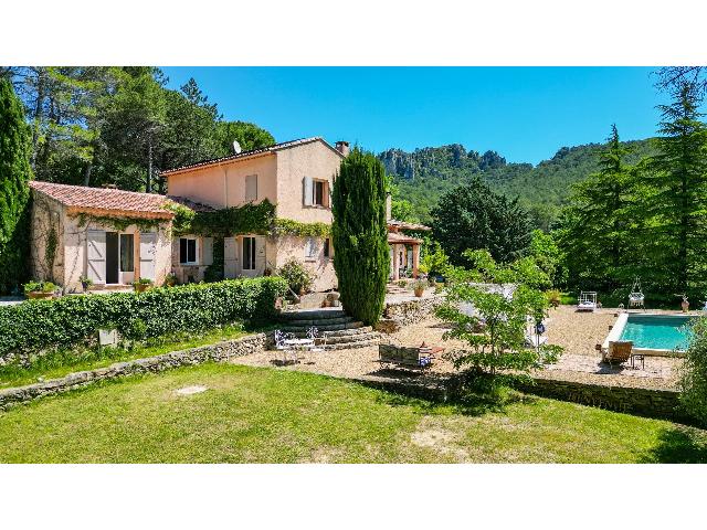 Huis te koop in&nbsp;LA ROQUEBRUSSANNE 83136 Var Provence Alpes Côte d'Azur France: Charmant gerenoveerd pand midden in de natuur met zwembad en bijgebouw. ​​In het hart van de Var-regio, in La Roquebrussanne, omgeven door natuur, ligt dit landhuis van circa 238 m² smaakvol gere...