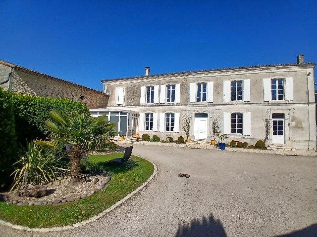 Huis te koop in&nbsp;ROUILLAC 16170 Charente Poitou-Charentes Frankrijk: Prachtige woning in Charantaise met aanbouw en bijgebouwen. Gelegen in het hart van het Charantaise landschap, op slechts een half uurtje van Angoulême, is deze charmante woning met 3 slaapkamers met...