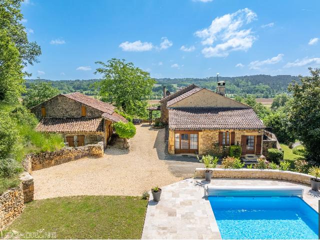 Huis te koop in&nbsp;FUMEL 47500 Lot-et-Garonne Aquitaine Frankrijk: Gerenoveerde stenen boerderij met stabiliteit en inkomstenpotentieel. EXCLUSIEF BIJ BEAUX VILLAGES! Als u op zoek bent naar een plek waar u letterlijk uw koffers kunt uitpakken en direct kunt gaan won...