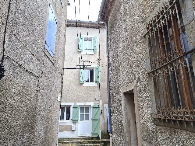 Huis te koop in&nbsp;FABREZAN 11200 Aude Languedoc Roussillon France: Charmant dorpshuis in Fabrezan met twee terrassen. Gelegen in het hart van het pittoreske dorp Fabrezan, in een autovrije straat, biedt dit 70 m² grote dorpshuis een aangename en functionele woonomge...