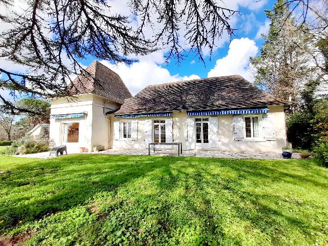 Haus&nbsp;zu verkaufen in&nbsp;BERGERAC 24100 Dordogne Frankreich. Haus im Périgord-Stil, Pool und atemberaubender Blick über Bergerac. Außergewöhnliche Lage und 360°-Panoramablick!<br />
Dieses charmante Anwesen liegt nur 3 km vom Zentrum Bergeracs entfernt und biet...