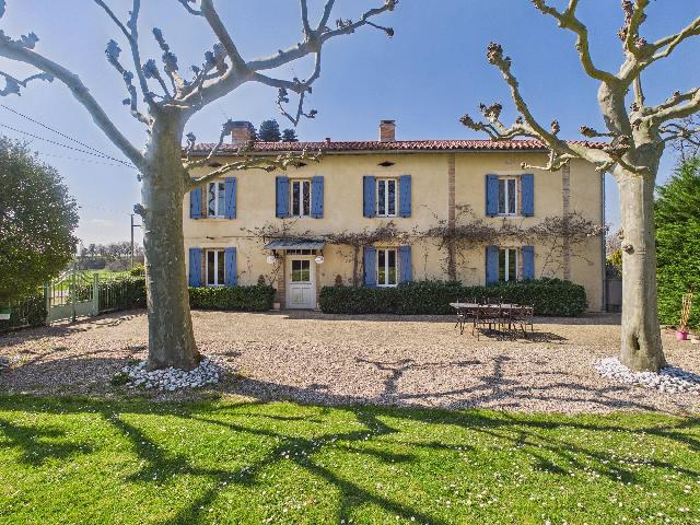 Gîtes/Chambres d'hôtes te koop in&nbsp;LISLE-SUR-TARN 81310 Tarn Midi-Pyrénées France: Charmant voormalig wijnhuis met zwembad en panoramisch uitzicht over het landschap. EXCLUSIEF BIJ BEAUX VILLAGES! Genesteld in het rustige landschap tussen Lisle-sur-Tarn en Salvagnac, geniet dit prac...
