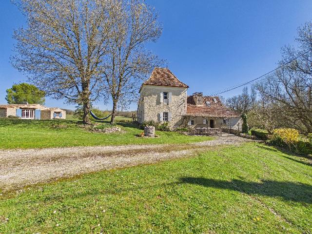 Huis te koop in&nbsp;ISSIGEAC 24560 Dordogne Aquitaine Frankrijk: Charmant landgoed met gastenverblijf, zwembad en 11,5 hectare grond – nabij Bergerac. Via een lange, met cipressen omzoomde oprijlaan bereikt u dit charmante stenen landhuis met een apart gastenverb...