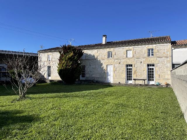 Huis te koop in&nbsp;MIGRON 17770 Charente-Maritime Poitou-Charentes France: Ruim huis met 4 slaapkamers in de Charentais. EXCLUSIEF BIJ BEAUX VILLAGES! Gelegen in een gewild dorp in de Charentais, biedt dit karaktervolle huis met vier slaapkamers royale, lichte woonruimte en ...
