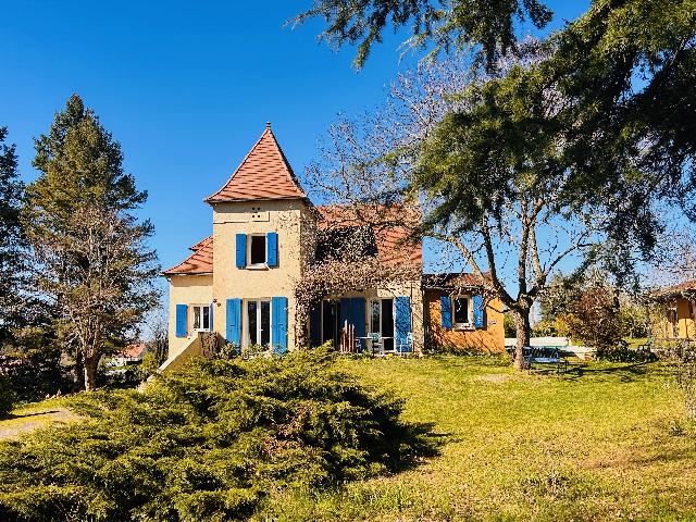Huis te koop in&nbsp;GOURDON 46300 Lot Midi-Pyrénées France: Huis met 4 slaapkamers, zwembad en gastenverblijf op loopafstand van Gourdon. Deze traditioneel gebouwde woning in Quercy-stijl ligt op een steenworp afstand van het centrum van Gourdon en biedt het g...