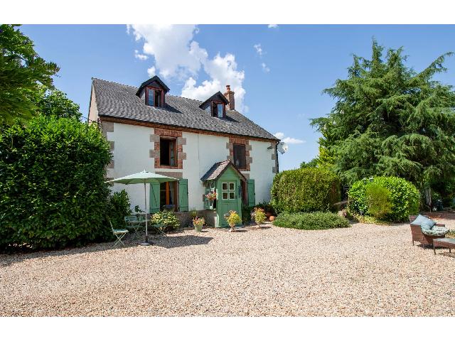 Huis te koop in&nbsp;SAINT-DIZIER-LES-DOMAINES 23270 Creuse Limousin France: Prachtig landgoed met zakelijke mogelijkheden. EXCLUSIEF BIJ BEAUX VILLAGES! Een privé en rustig landgoed bestaande uit een hoofdhuis met drie slaapkamers en drie badkamers, een apart gastenverblijf,...