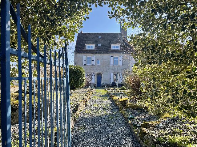 Huis te koop in&nbsp;CHÂTELUS-MALVALEIX 23270 Creuse Limousin France: Huis in kasteelstijl met zes slaapkamers in een mooi dorp. EXCLUSIEF BIJ BEAUX VILLAGES! Een prachtig huis in kasteelstijl, verdeeld over drie verdiepingen, met zes slaapkamers, een recent gerenoveerd...