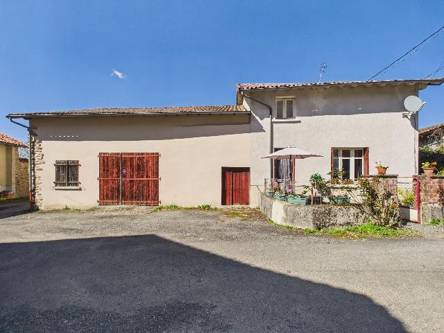 Huis te koop in&nbsp;CUSSAC 87150 Haute-Vienne Limousin Frankrijk: Licht, ruimte en potentie - bos en bijgebouwen. EXCLUSIEF IN BEAUX VILLAGES! Licht en zonnig huis met drie slaapkamers, een praktische indeling en uitstekende mogelijkheden voor verbetering.<br />
<br />
De won...