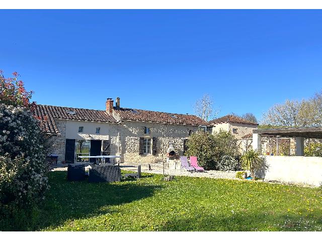 Huis te koop in&nbsp;SAINT-AUBIN 47150 Lot-et-Garonne Aquitaine Frankrijk: Charmant stenen complex met 2 huizen en 2 zwembaden. Genesteld in het hart van het platteland van Lot-et-Garonne, ontdek dit prachtige object, ideaal voor meergeneratiebewoning of als verhuurobject. H...