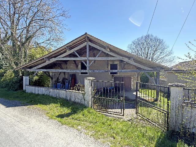 House&nbsp;for sale&nbsp;VERTEILLAC 24320 Dordogne Aquitaine France: Rare Opportunity: 17th-Century Stone House on 7 acres. Discover a remarkable opportunity to restore a slice of history. Nestled within nearly 3 hectares (7 acres) of idyllic countryside, this 17th-cen...