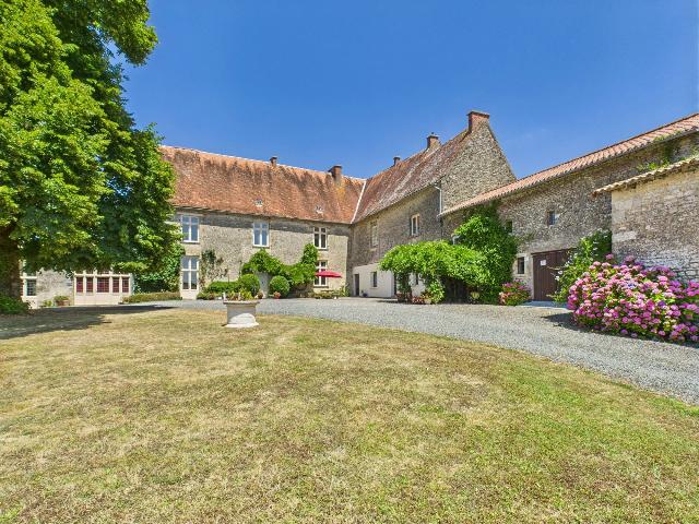 Huis te koop in&nbsp;SAINT-HILAIRE-DES-LOGES 85240 Vendée Pays de la Loire France: Prachtig landhuis met gastenverblijf, bijgebouwen en 4 hectare grond. Dit magnifieke 'mini-kasteel', daterend uit de 11e eeuw en doordrenkt van meer dan duizend jaar geschiedenis, heeft een hoogwaardi...